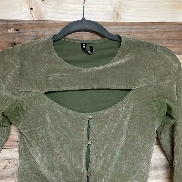 Motel size XS Olive Green Long Sleeve Cropped Cutout Button Down Velvet Blouse - Picture 6 of 8